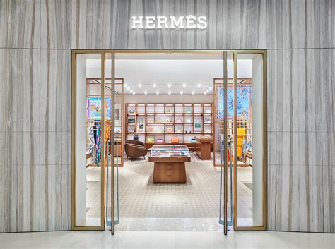 Третий по счету бутик Hermès в СНГ: Почему выбор .